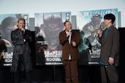 サルゴリラをおびえさせる竹内力(左)。