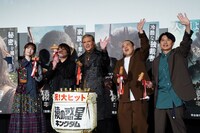 「猿の惑星／キングダム」公開記念舞台挨拶にて、鏡割りの様子。