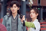 中国ドラマ「想いの温度差～九霄寒夜暖～」より、ビー・ウェンジュン（畢雯珺）演じる寒猙（左）とリー・イートン（李一桐）演じる蘇玖児。(c)BEIJING IQIYI SCIENCE & TECHNOLOGY CO., LTD.