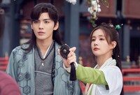 中国ドラマ「想いの温度差～九霄寒夜暖～」より、ビー・ウェンジュン（畢雯珺）演じる寒猙（左）とリー・イートン（李一桐）演じる蘇玖児。(c)BEIJING IQIYI SCIENCE & TECHNOLOGY CO., LTD.