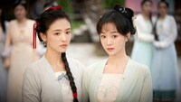中国ドラマ「花の告発～煙雨に仇討つ九義人～」より、左からウー・チェン（呉倩）演じる孟宛、フー・イーシュエン（胡意旋）演じる藺如蘭。(c) Tencent Technology (Beijing) Co., Ltd