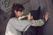 中国ドラマ「想いの温度差~九霄寒夜暖~」より、ビー・ウェンジュン(畢雯珺)演じる寒猙(左)とリー・イートン(李一桐)演じる蘇玖児。(c)BEIJING IQIYI SCIENCE & TECHNOLOGY CO., LTD.