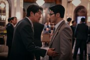 韓国ドラマ「サムシクおじさん」より、ソン・ガンホ演じるサムシク（左）とピョン・ヨハン演じるキム・サン（右）。