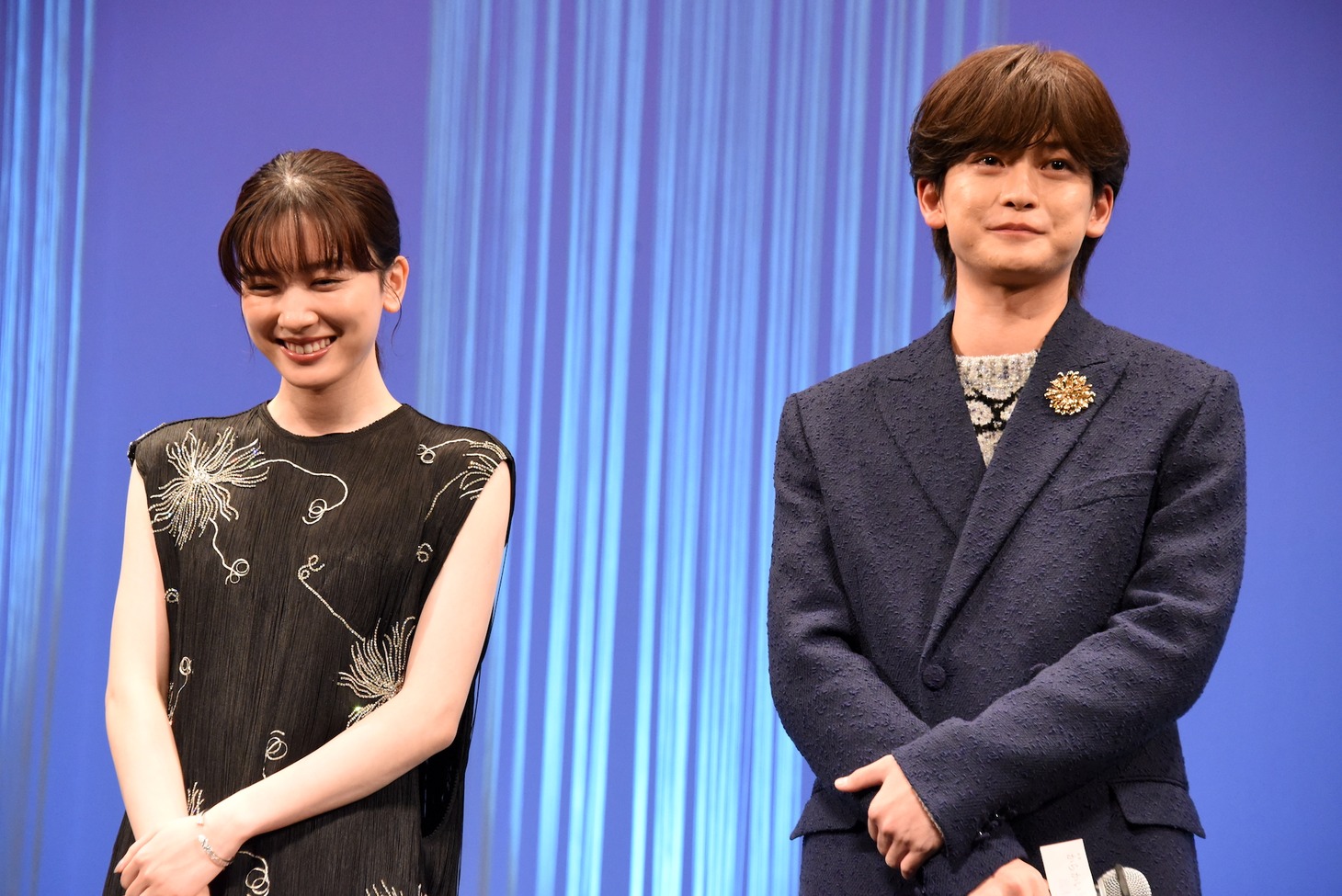 左から永野芽郁、高橋文哉。