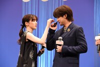 高橋文哉（右）の顔に付いた糸を取ってあげる永野芽郁（左）。