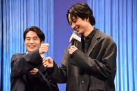 左から前田旺志郎、鈴木仁。