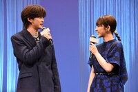 左から高橋文哉、平祐奈。