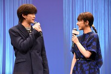 左から高橋文哉、平祐奈。