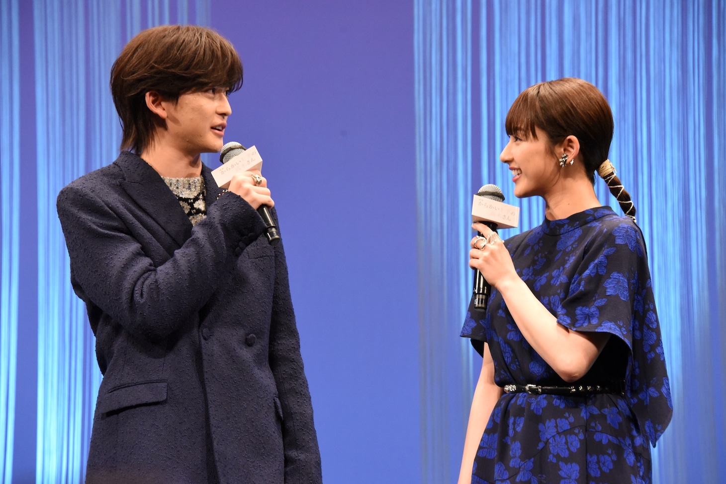 左から高橋文哉、平祐奈。