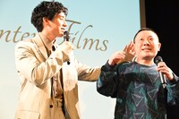 二ノ宮隆太郎（右）とのスキンシップの様子を再現する坂東龍汰（左）。