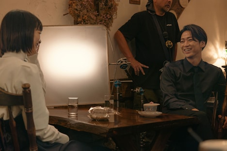 左から見上愛、亀梨和也。