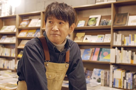 「本を綴る」場面写真