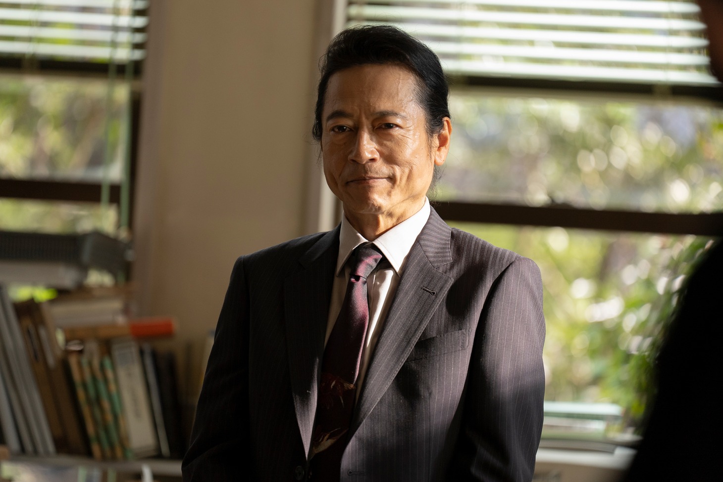 三上博史扮する丸神正美。