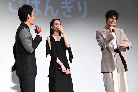 草なぎ剛（左）と中川大志（右）のトークに笑いが止まらない清原果耶（中央）。