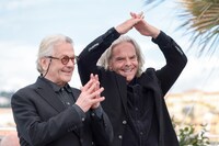 ジョージ・ミラー（左）、 V8ポーズを披露するダグ・ミッチェル（右）。(c)Kazuko Wakayama