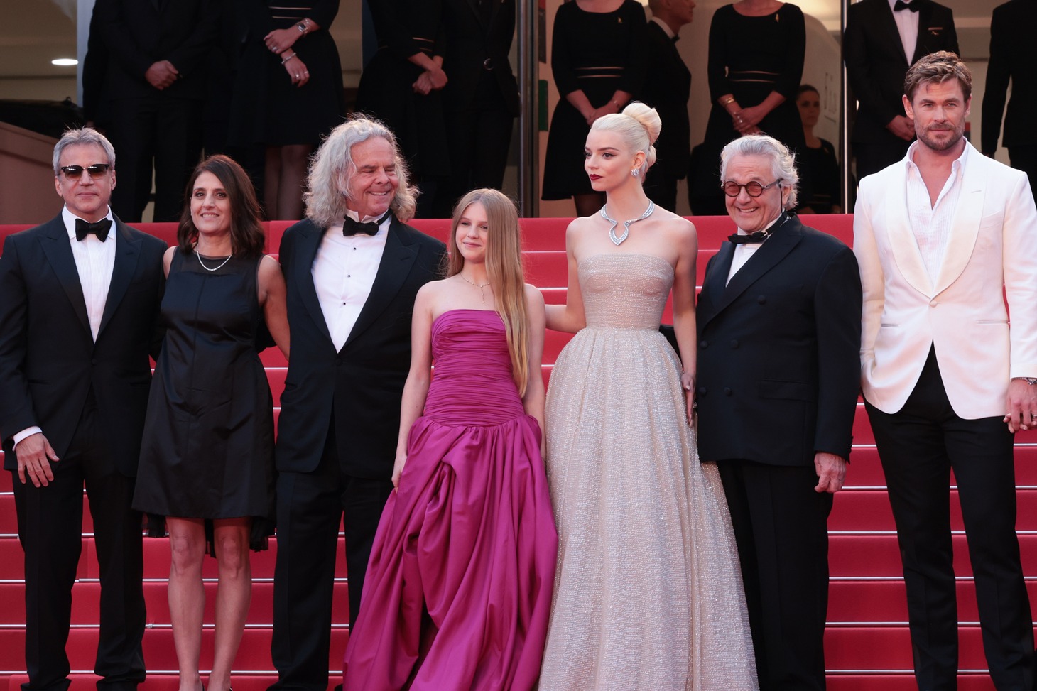 左からマイケル・デ・ルカ、パメラ・アブディ、ダグ・ミッチェル、アリーラ・ブラウン、アニャ・テイラー＝ジョイ、ジョージ・ミラー、クリス・ヘムズワース。(c)Kazuko Wakayama