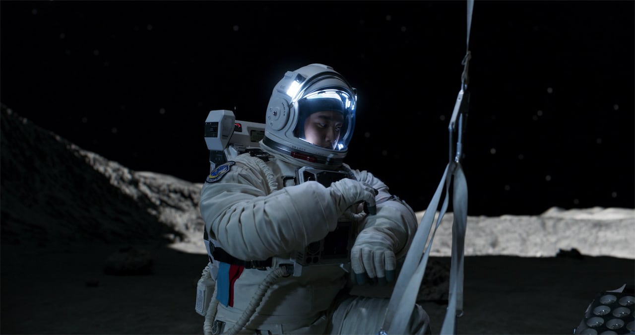 ド・ギョンスが宇宙に投げ出される、ソル・ギョングとの共演作「THE MOON」予告解禁