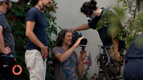 カメラをのぞくジョナサン・グレイザー。