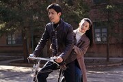 中国ドラマ「春を待ちわびて～The sea in the dream～」より、左からシャオ・ジャン（肖戦）演じるシャオ・チュンション、リー・チン（李沁）演じるトン・シャオメイ。