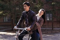 中国ドラマ「春を待ちわびて～The sea in the dream～」より、左からシャオ・ジャン（肖戦）演じるシャオ・チュンション、リー・チン（李沁）演じるトン・シャオメイ。