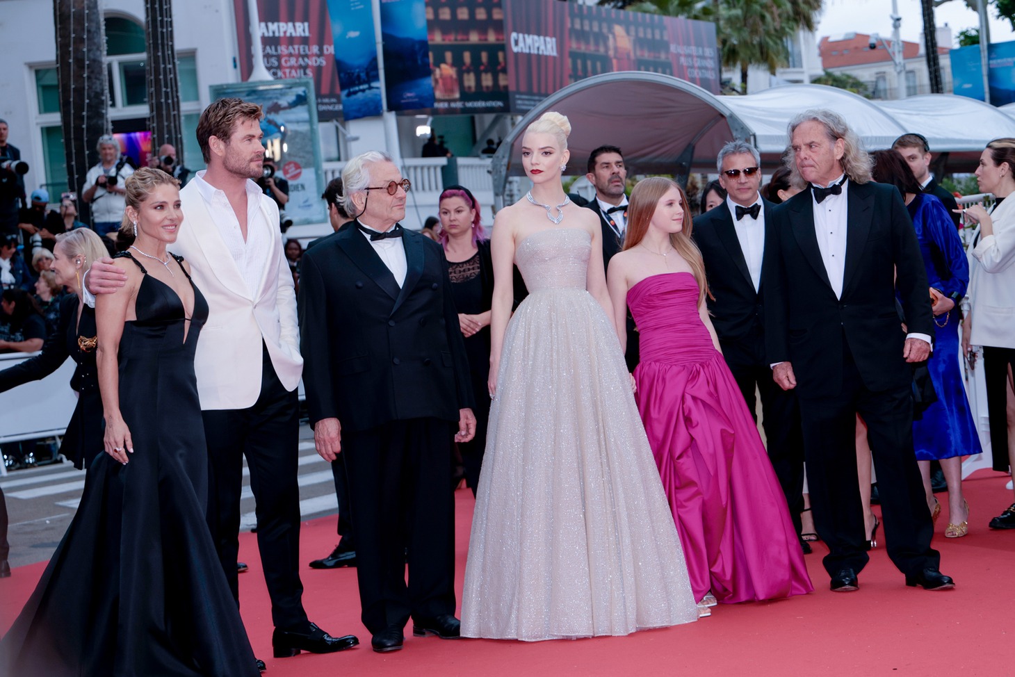 第77回カンヌ国際映画祭にて、左からエルサ・パタキー、クリス・ヘムズワース、ジョージ・ミラー、アニャ・テイラー＝ジョイ、アリーラ・ブラウン、ダグ・ミッチェル。(c)Kazuko Wakayama