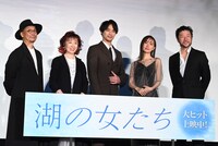 「湖の女たち」公開記念舞台挨拶の様子。