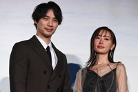左から福士蒼汰、松本まりか。