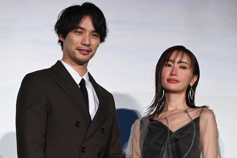 左から福士蒼汰、松本まりか。