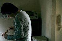 「ミッシング」より、森優作が演じる圭吾。