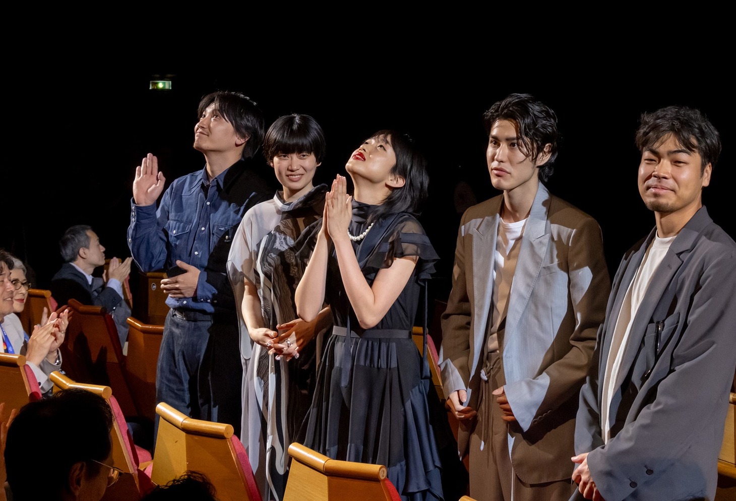 第77回カンヌ国際映画祭にて「ナミビアの砂漠」上映後の様子。