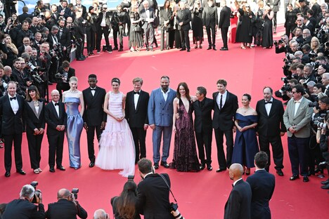 第77回カンヌ国際映画祭のレッドカーペットに登場した「憐れみの3章」のスタッフ、キャスト。