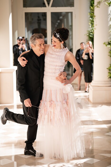 左からウィレム・デフォー、マーガレット・クアリー。