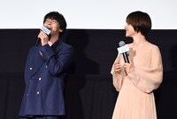 左から中村倫也、石原さとみ。