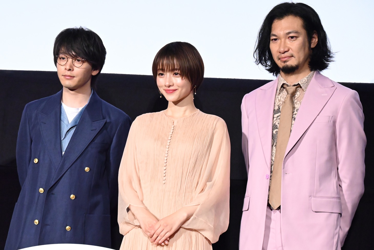 左から中村倫也、石原さとみ、青木崇高。