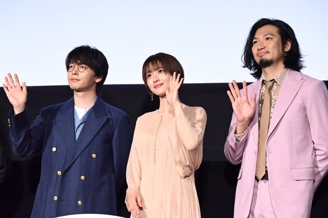 左から中村倫也、石原さとみ、青木崇高。