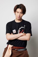 小松真吾役の向井康二。