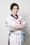 鮎川玲役の宮澤エマ。