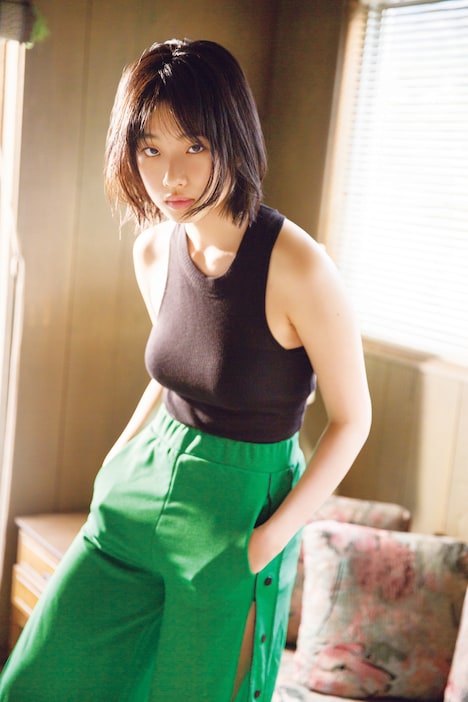 週刊ビッグコミックスピリッツの中面より、河合優実のグラビア。