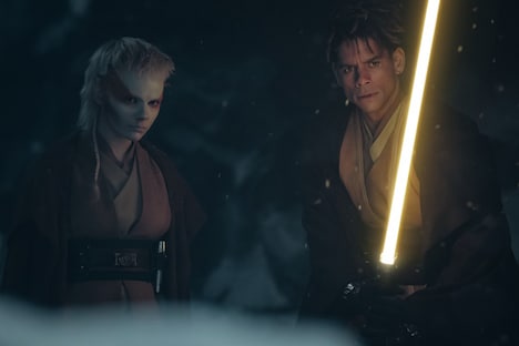 「スター・ウォーズ：アコライト」場面写真よりジェキ（左）、ヨード・ファンダー（右）。