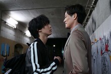 「世にも奇妙な物語'24 夏の特別編」で放送される「人類の宝」より、高杉真宙演じる佐倉エイスケ（左）と新納慎也演じる三嶋左近。