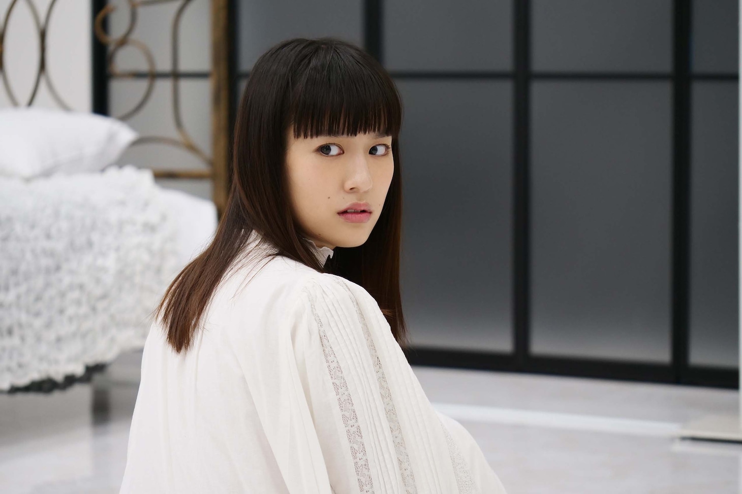 「世にも奇妙な物語'24 夏の特別編」で放送される「人類の宝」より、恒松祐里演じるミハル。