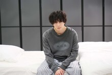 「世にも奇妙な物語'24 夏の特別編」で放送される「人類の宝」より、高杉真宙演じる佐倉エイスケ。