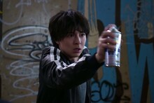 「世にも奇妙な物語'24 夏の特別編」で放送される「人類の宝」より、高杉真宙演じる佐倉エイスケ。