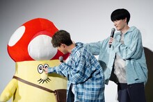 イソベやん（左）を触る入野自由（中央）と内山昂輝（右）。