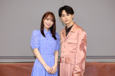 左から菅井友香、草川拓弥。