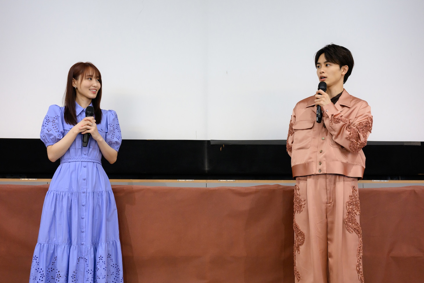 左から菅井友香、草川拓弥。