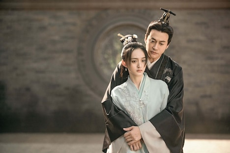 中国ドラマ「恋心が芽吹く頃~Blooming Days~」より、ピーター・ホー演じる賀連信(後方)とハー・ホンシャン(何泓姍)演じる駱青蓮(前)。