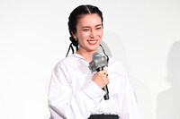 登壇者から褒められはにかむ柴咲コウ。