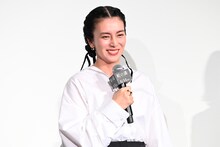 登壇者から褒められはにかむ柴咲コウ。