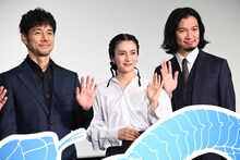 左から西島秀俊、柴咲コウ、青木崇高。